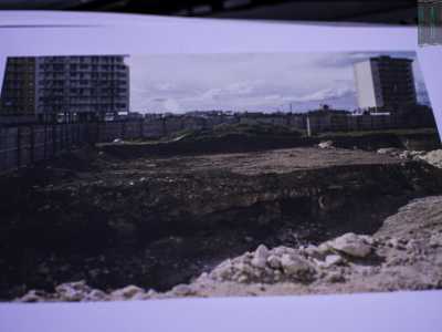 Fotografia scattata nel 1987 da Gaetano Di Monte durante i lavori di costruzione del palazzo: nell'immagine  l'habitat rupestre